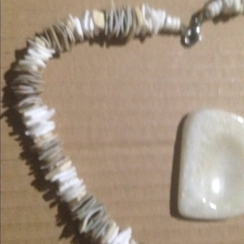 Shell necklace with clasp - Picture 3 of 3